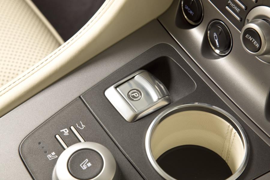 Детали интерьера Aston Martin Rapide 2010 года  (фото 131 из 190)